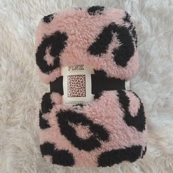 PINK Victoria's Secret Other - PINK cozy sherpa blanket